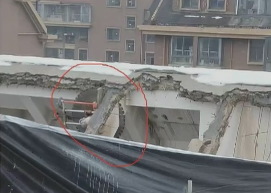 业主装修竟将屋顶掀走？