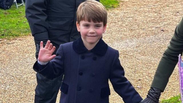 小王子|4岁路易小王子跑着追赶夏公主，手中全是礼物，和卡米拉聊天笑得甜