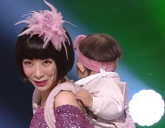 |韩国女星安素美背15个月大女儿上台表演，只因无地方托付！