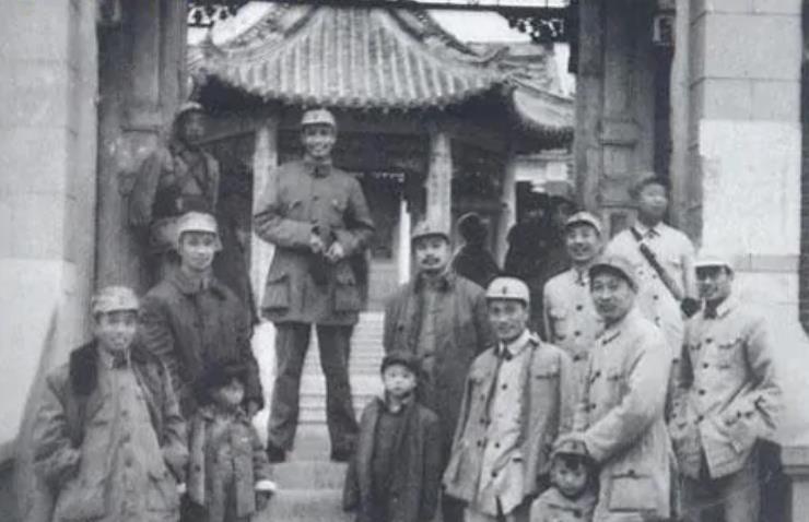 柯蓝|著名演员柯蓝说,她爷爷辅佐过粟裕,她爷爷到底是谁?