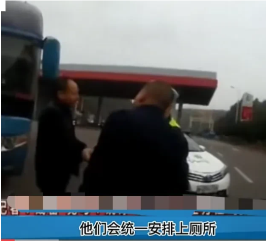 男子坐大巴去浙江,到了服务区他要去上厕所,司机却怎么都不同意