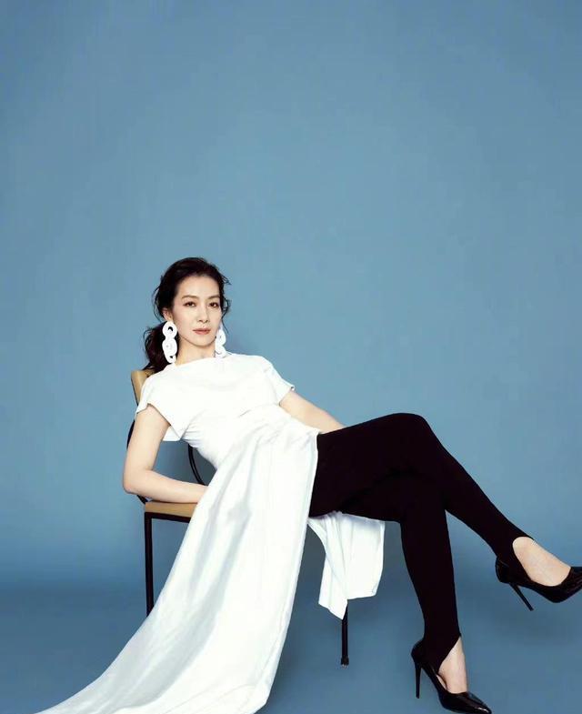 胡军|胡军一家三口合体！女儿“媒婆痣”太抢镜，儿子老成14岁似霸总