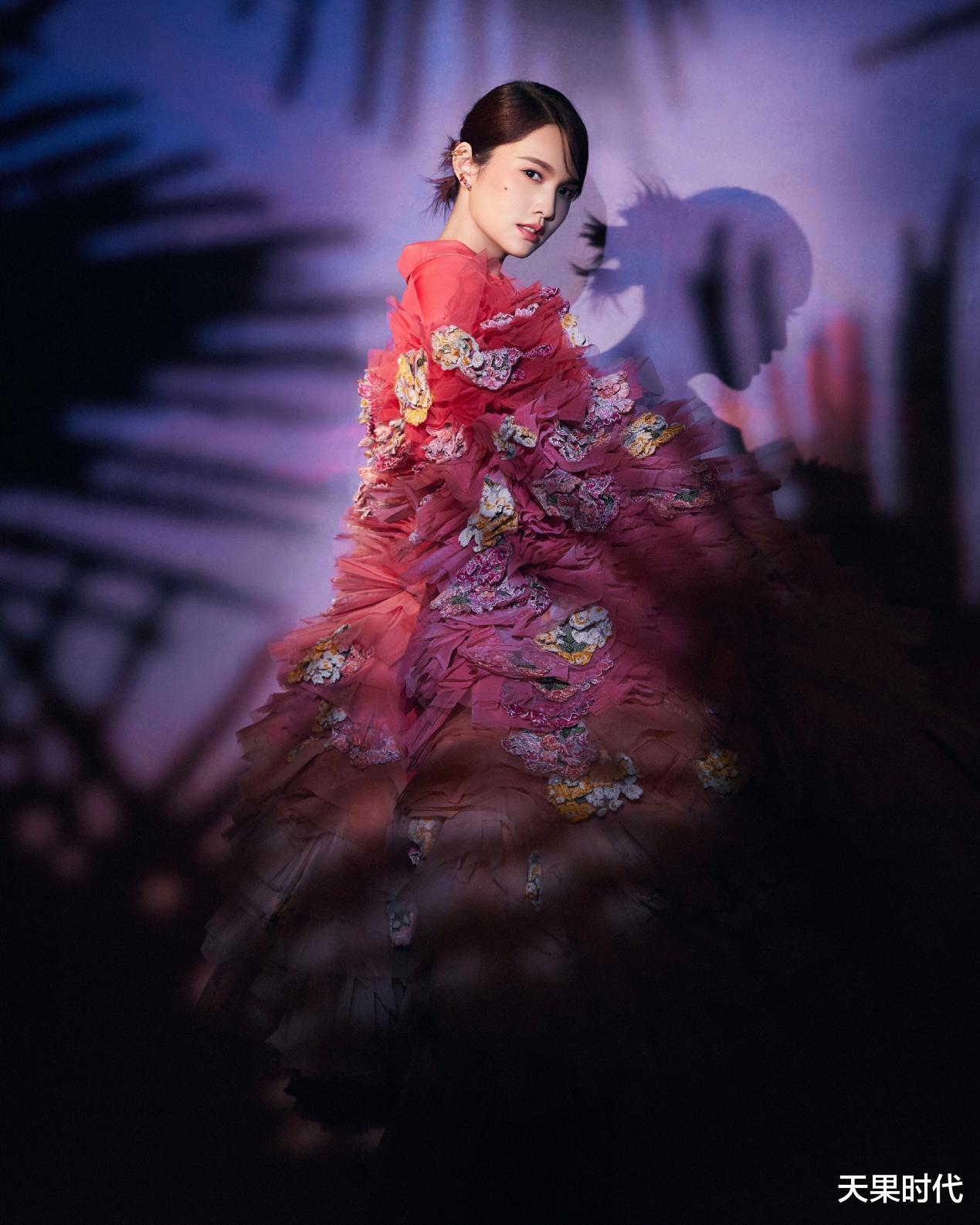 张子枫|杨丞琳的可塑性很高，夸张红裙犹如花仙子，渐变色系提升造型品位