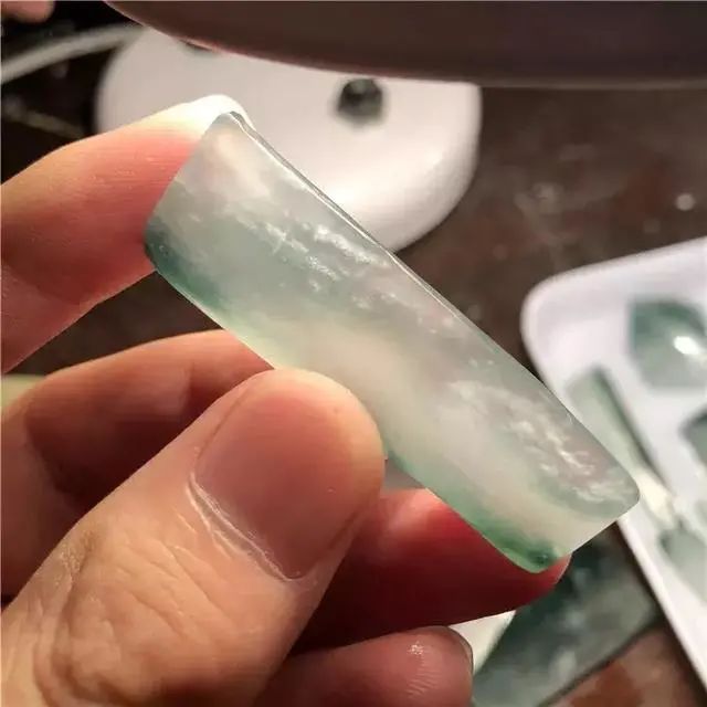 雕刻|一块不起眼的翡翠片料,却雕刻出不一般的翡翠作品