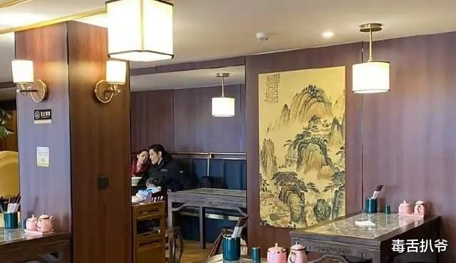 郭碧婷|向佐夫妇带女儿现身面馆，郭碧婷素颜真实，小奶皇自己吃饭好乖巧