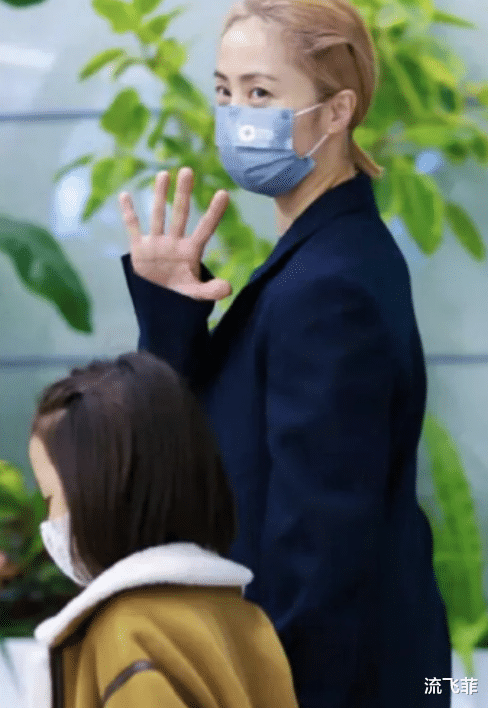 孙莉|黄磊老婆孙莉染女团发色与服装不协调翻车，网友：在跑偏的路上回不来了