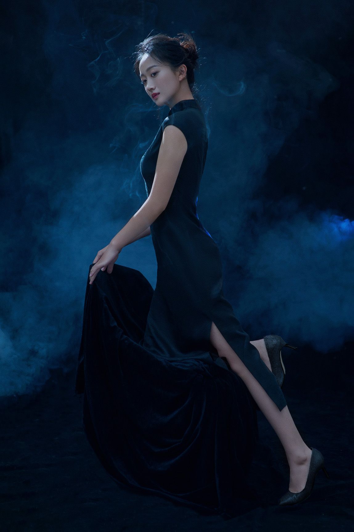 周杰伦|杨小米墨色旗袍造型古典婉约 线条完美勾勒身姿绰约