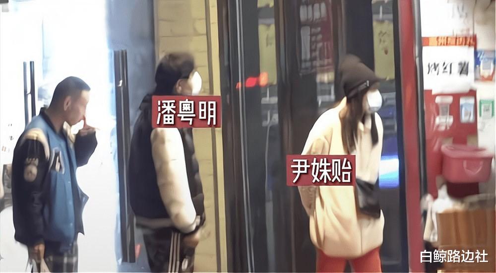 潘粤明 48岁潘粤明深夜聚餐！瘦身明显气质变化大，贴心给小10岁女友买饮料