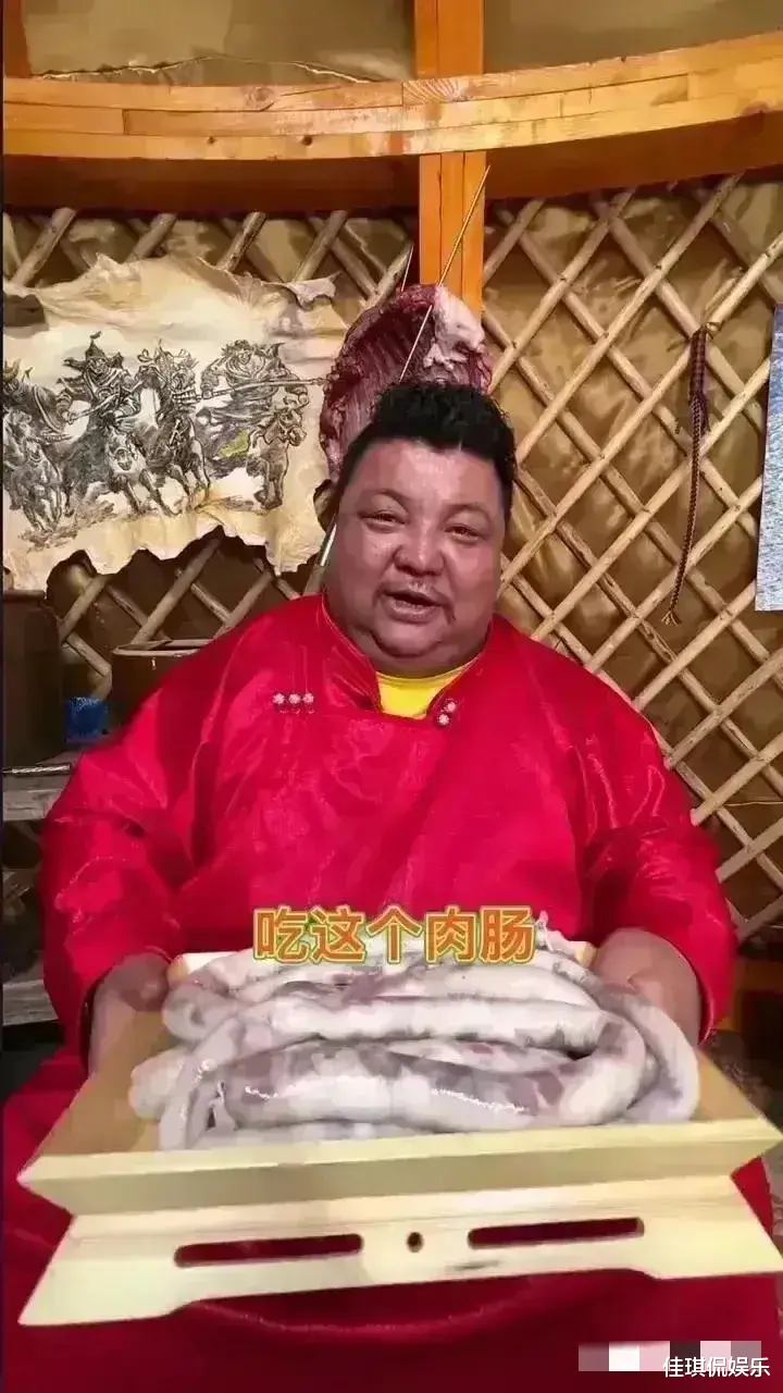 网红恩克吃羊尾油拍摄视频过程中,突然感觉头晕目眩,直接躺倒在床上