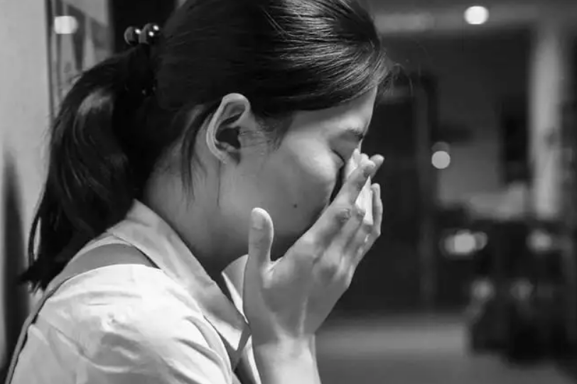 湖北女孩遭母亲当街殴打:围观同学瑟瑟发抖!引热议