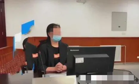 陕西安康,女子王某霞开着面包车去接孩子,车上除了自己孩子外,还有邻居家的其他3个孩子