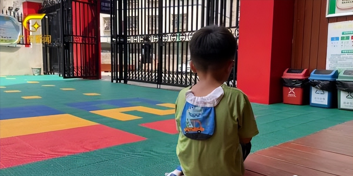5岁男孩滞留幼儿园,爸爸发现非亲生狠心抛弃,父母不合孩子遭罪