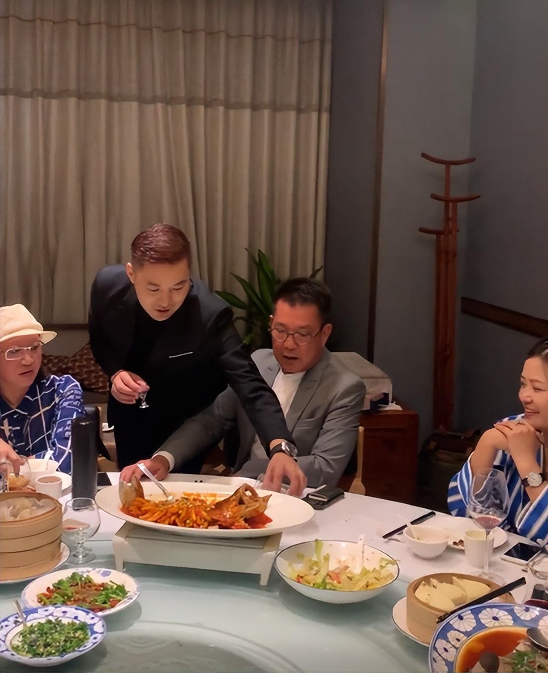 麦家琪|回忆杀！港星内地聚餐，麦家琪美貌动人，65岁元彪狂喝白酒脸通红