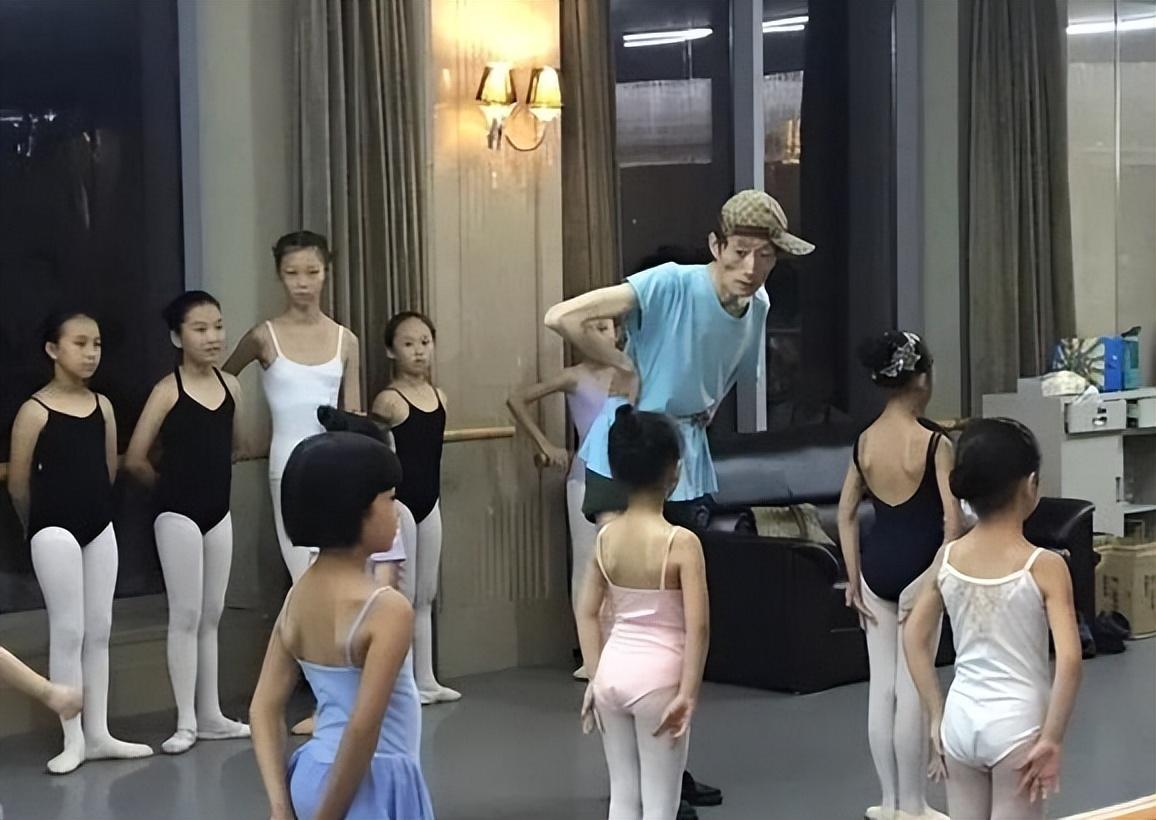 杨丽萍|?47岁的“巨婴”郭冷:不会洗衣做饭只会跳舞,年薪百万却依旧单身!