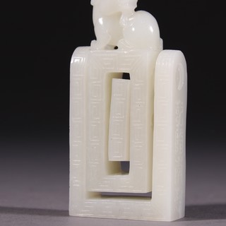 和田玉籽料|清 和田玉籽料兽钮转心印章。