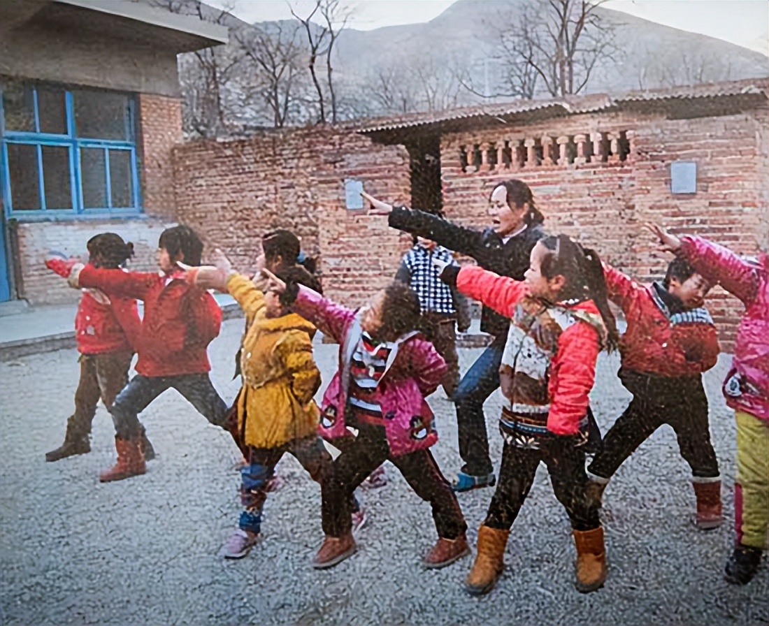 1994年18岁少女被拐山村,当教师被评感动人物,因何遭到村民指责