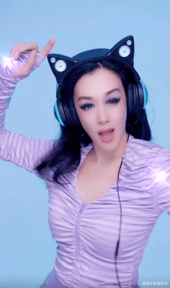 钟丽缇|51岁钟丽缇戴塑胶手套搓碟!戴猫耳耳机扭腰摆胯,凹凸有致太养眼