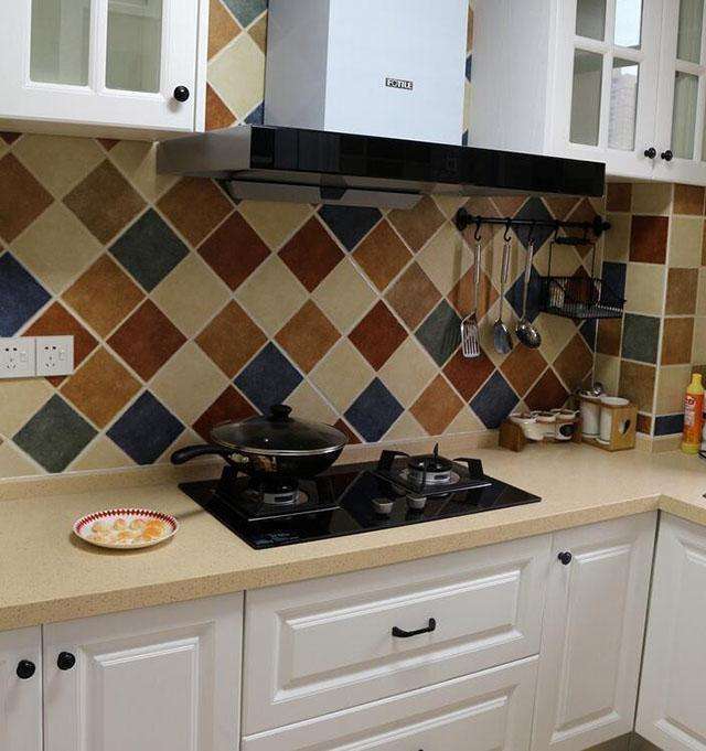 老公装修在飘窗打了一圈柜子,邻居嘴上说丑,回家却偷偷模仿了