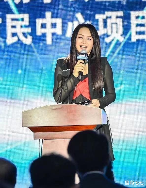 曹颖|曹颖彻底胖成大妈样！身材肥硕还穿公主裙，硬塞小码手臂挤出赘肉