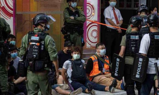 为香港警察加油!乱港分子闯入警察局袭警,结局不出意料