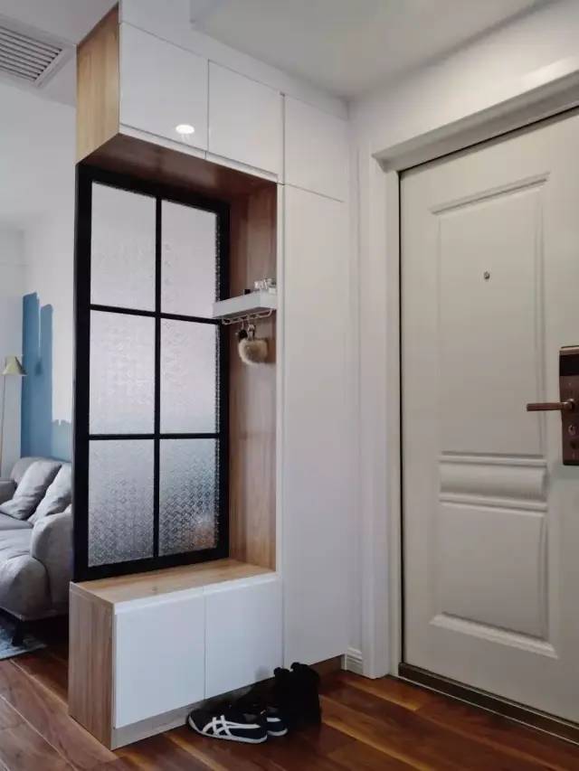 小户型可以用鞋柜来隔出玄关,再也不怕进门就见到客厅