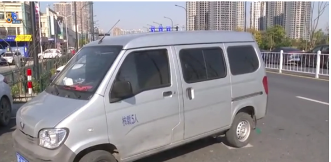 浙江杭州,一男子驾驶五菱宏光到某地拉货,没想半路被人追尾