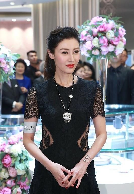 穿衣搭配|李嘉欣住加护病房，穿格子衫素颜出镜，脸部浮肿憔悴得让人心疼