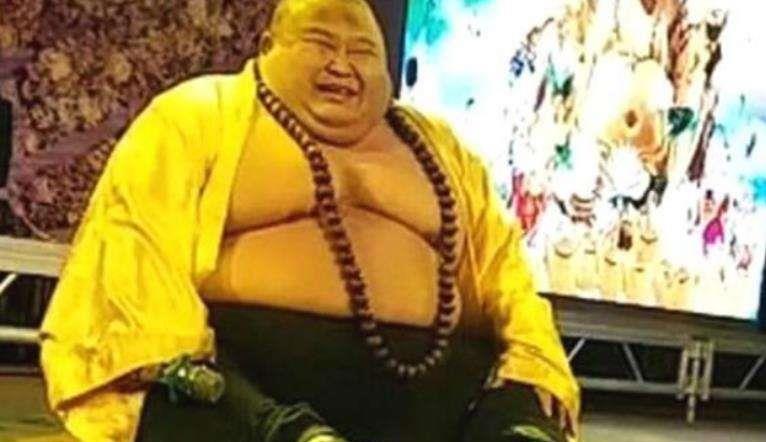 还记得因长得像“弥勒佛”而走红男子吗?被富婆带到家中供养后,现状怎样了?