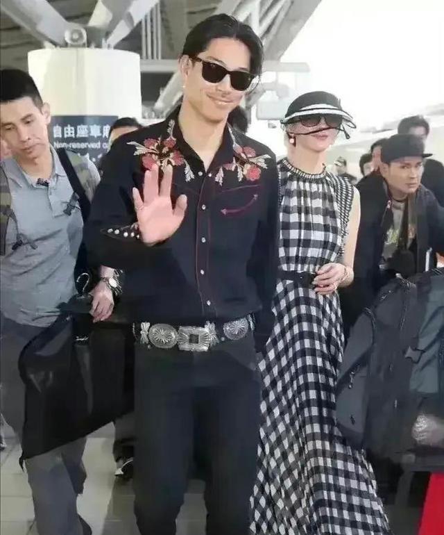 林志玲|嫁到国外的林志玲不委屈,老公紧握小手送上99朵玫瑰,48岁也热恋