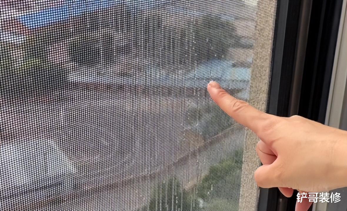 家里纱窗脏了怎么办?教你正确做法,不拆不卸,污渍哗哗往下掉