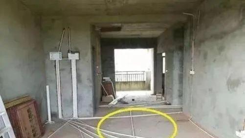 工人把电线布得乱七八糟，邻居家不但没责备，反而还给他加工钱