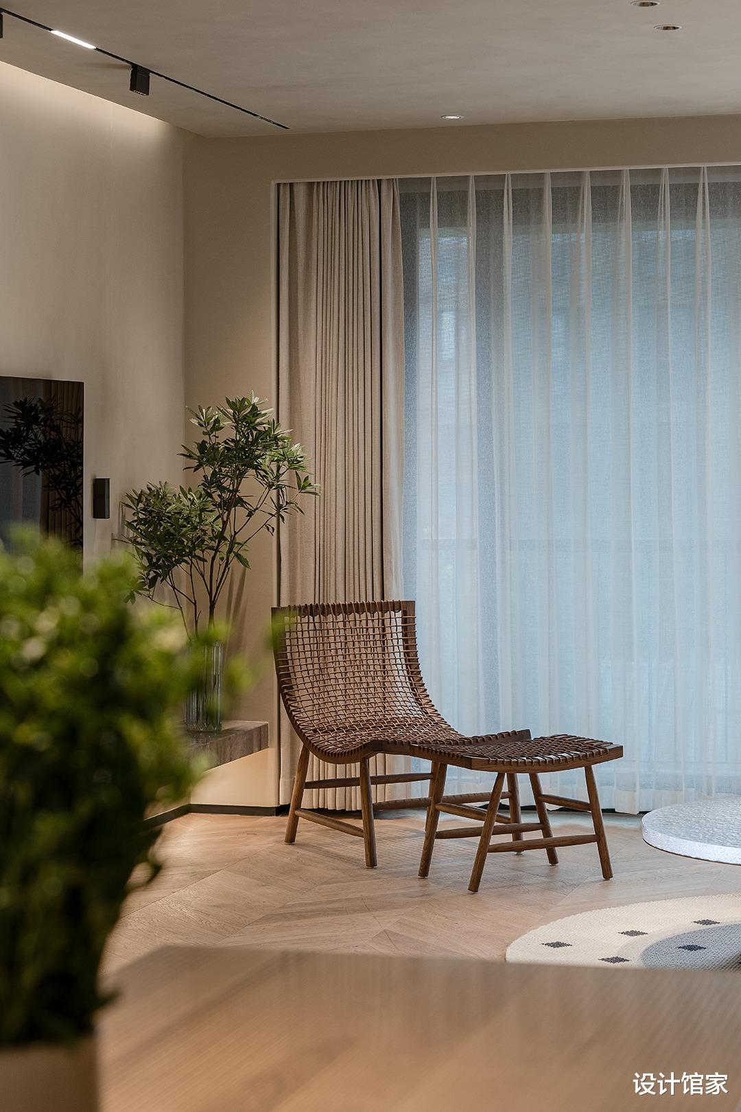 00后装修260平大平层,客厅准备了一盏钓鱼灯,看起来超舒服!