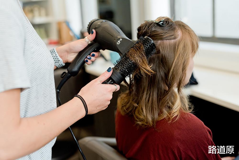 发型 理发店为什么不香了,生意少还死贵,Tony老师的日子不好过啊