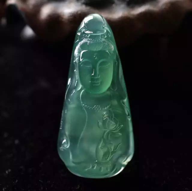 古董|知名度奇低的芙蓉种翡翠，竟能拍卖到200万之高！它凭什么？