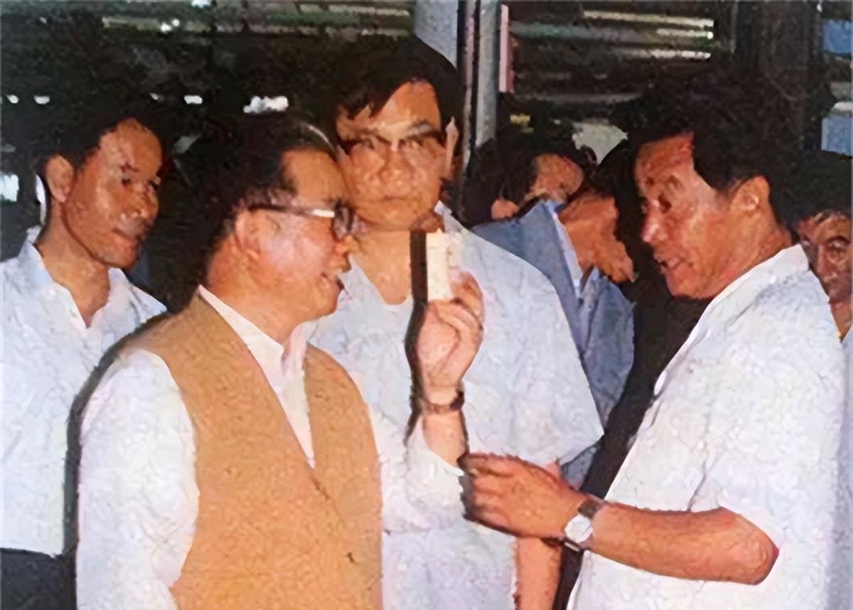 51岁的褚时健出任卷烟厂厂长,遭到团团伙伙的排挤,反击方式绝了