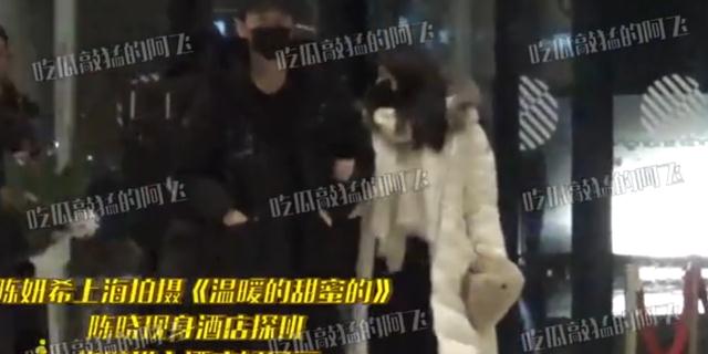 陈妍希|陈晓百忙抽空探班妻子，陈妍希撒娇被一把搂入怀，两人依偎太甜蜜