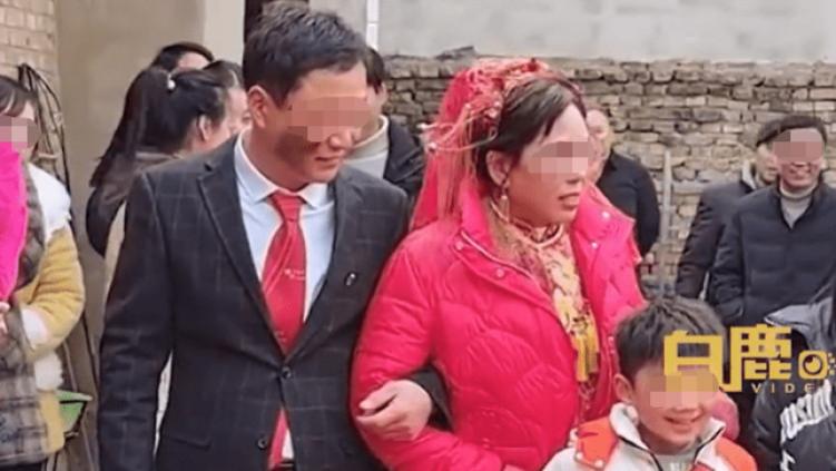 45岁女子带5娃嫁给初恋，跟前夫的20年婚姻中常被家暴！