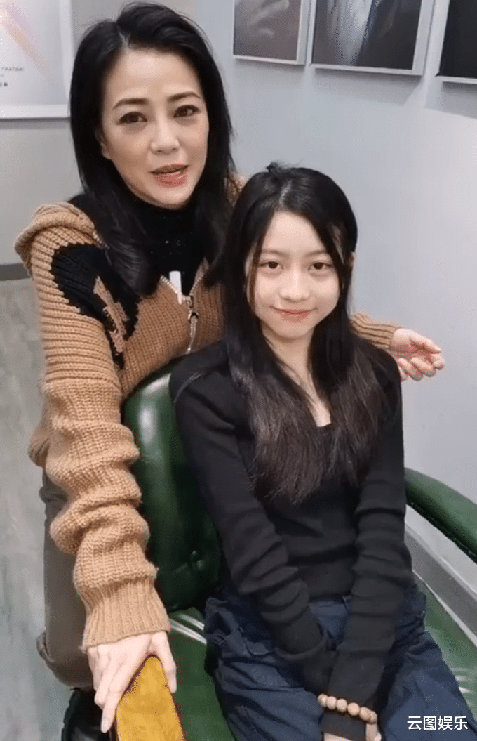 刘小慧|知名港星罕见晒娃！15岁女儿白到发光，拆掉5年牙套颜值大幅提升