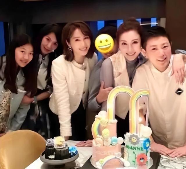 李嘉欣|52岁李嘉欣穿深V泳装,踩高跟鞋秀S形身材,前凸后翘辣翻网友