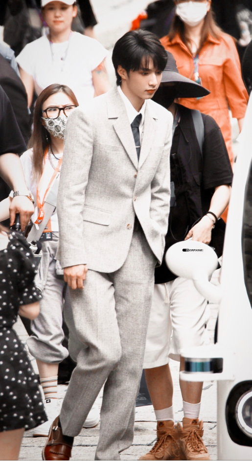 刘耀文|刘耀文海口录制综艺《萌探2》路透,三套造型接班宋亚轩,好期待