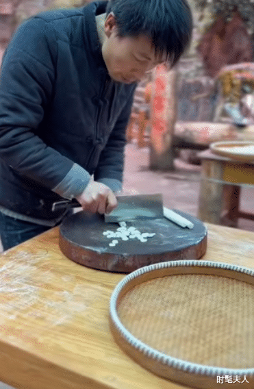 比李子柒还强的博主出现了,10天涨粉百万,网友:男人大可不必如此完美~