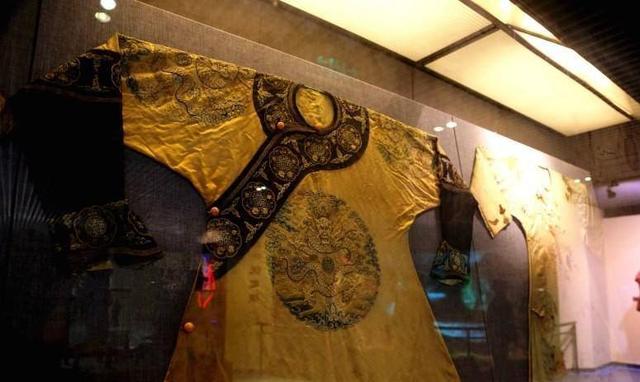 1972年，内蒙古发现清代女子大墓，身穿龙袍，尸身历经百年而不腐