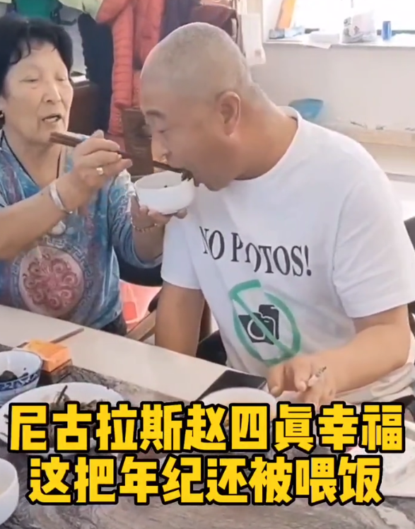 48岁刘小光被妈妈喂饭，满脸幸福，曾多次跟随赵本山上春晚