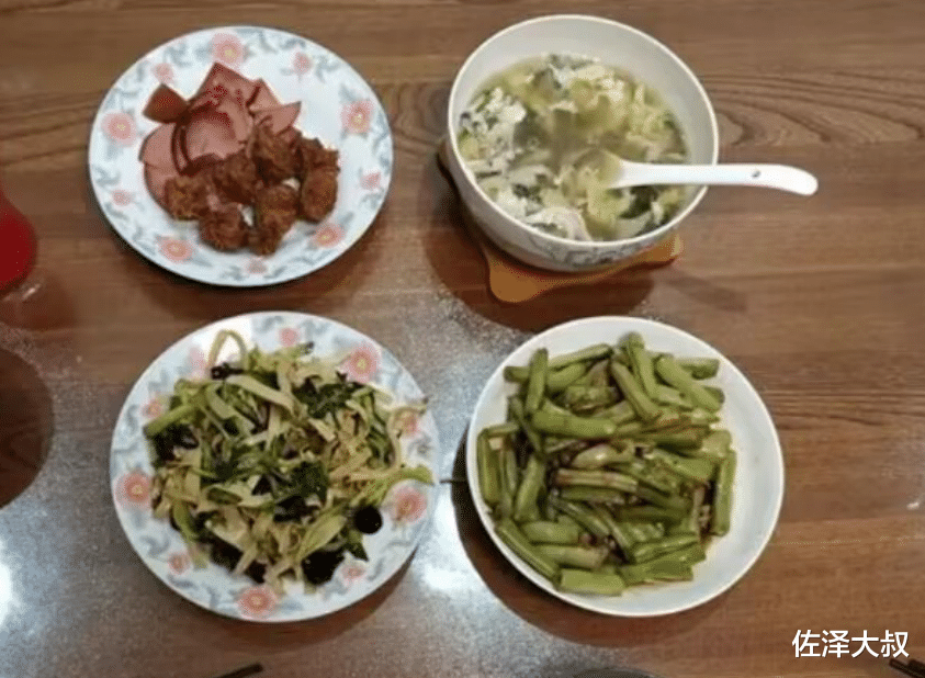 山东农村大姐晒日常餐走红,南方网友:大开眼界,我是吃不下