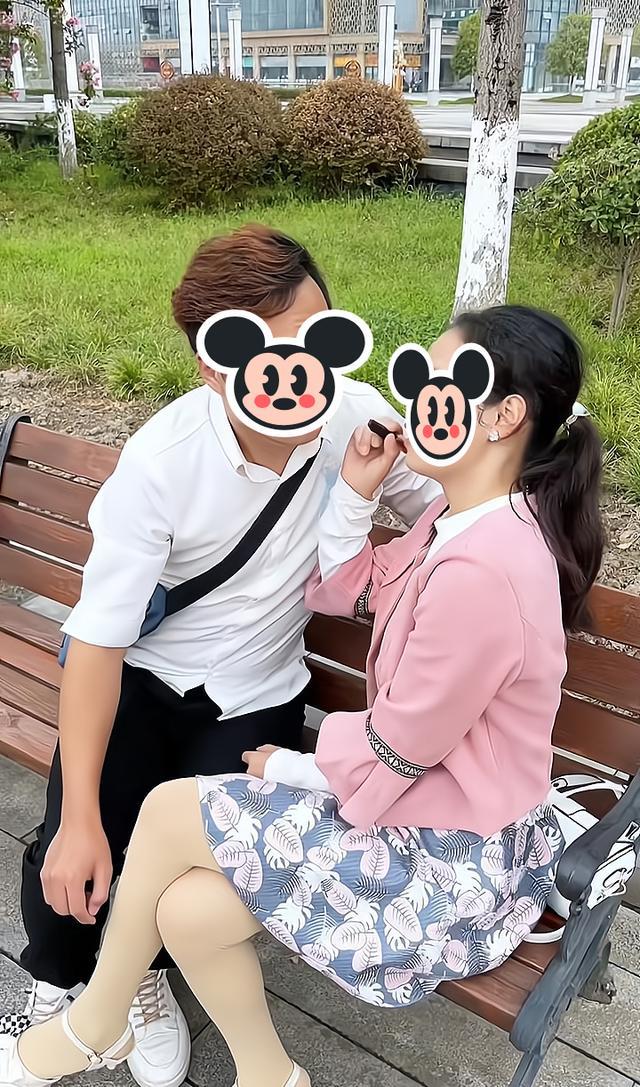 一男子以为好友与女子接吻,拿手机进行拍摄,走近才发现是误会