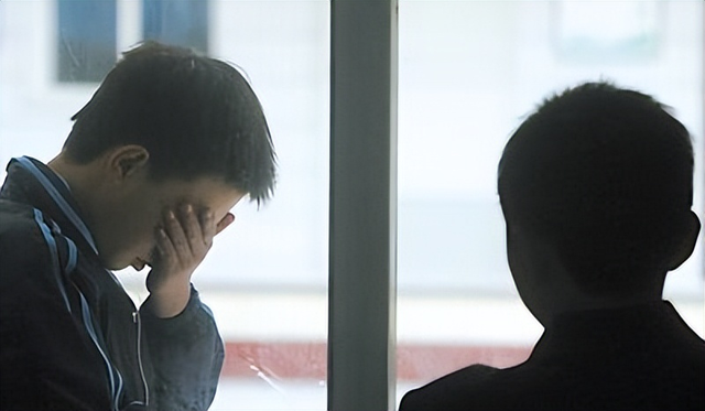 2020年儿子收到清华通知书,父母宴请全村,村民:通知书有错字