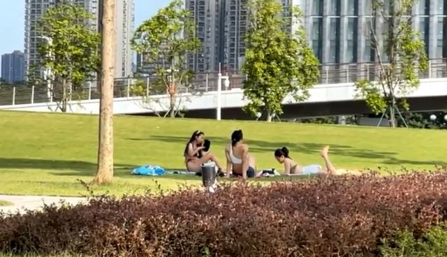 广州三女子34下晒日光浴,美黑中暑入院,网友:几位姐姐好身材