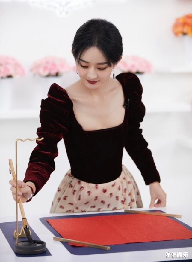 赵丽颖|赵丽颖做兔子灯笼被赞心灵手巧,身材婀娜似少女,笑容甜美惹人爱