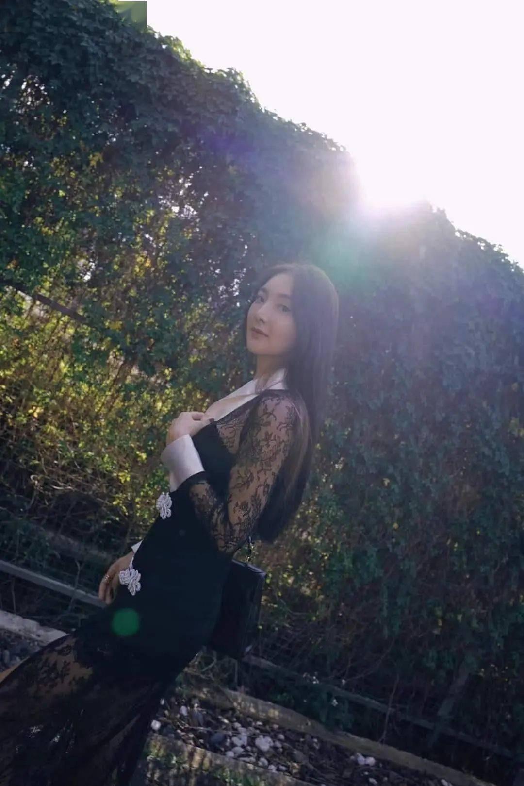 吴速玲|吴速玲离婚情伤后首露面！透视黑裙身材凹凸有致，长发披肩太魅惑