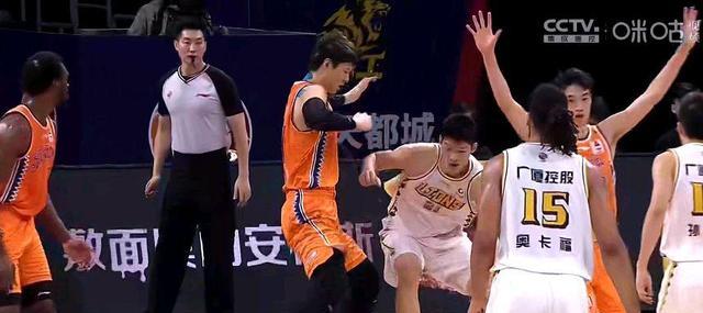 上海男篮|拒绝投降!上海双枪31+力挽狂澜 戴昊6分3断成奇兵 王博低估李春江